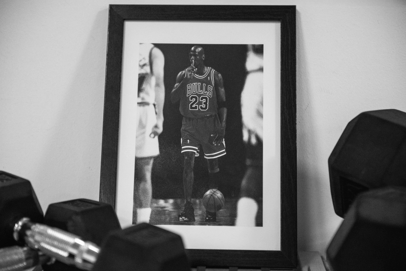 El éxito es la suma de pequeños esfuerzos repetidos. - Michael Jordan